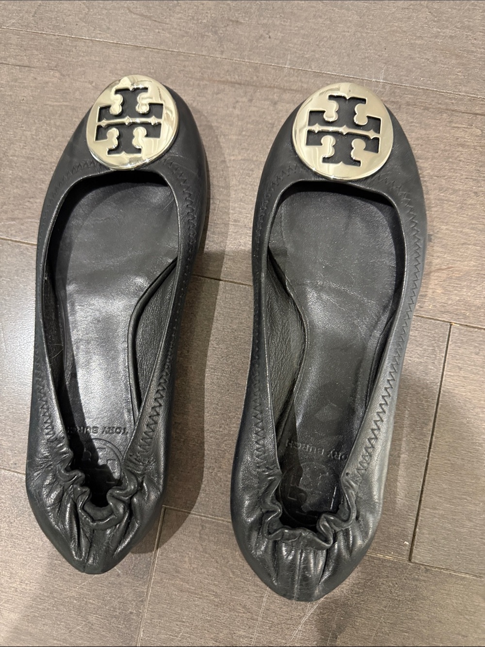 EUC Sz 6.5 Tory Burch Black Leather Logo Ballet Flats with Medallion